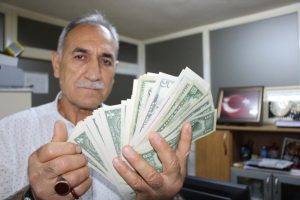 Erdoğan'ın çağrısıyla antika dolarlarını bozdurdu