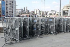 Gezi Parkı polis bariyerleriyle çevriliyor