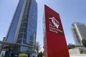 Yaklaşık 3 milyon yoksul aileye eğitim ve sağlık yardımı