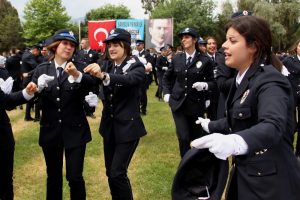 653 polis adayından ''Erik Dalı'' ile kutlama