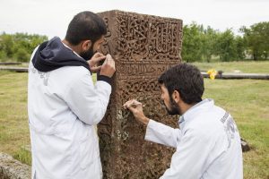 Tarihi mezar taşları ayağa kaldırılıyor