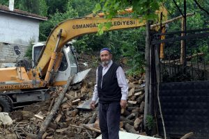 Bursa'da sel felaketinde evi yıkılan Hasan Amca'ya belediye sahip çıktı
