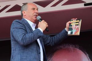 İnce, önce kitabı sonra gazete manşetlerini gösterdi