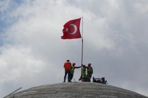 Taksim Camii'ne Türk bayrağı dikildi