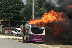 Halk otobüsü alev alev yandı