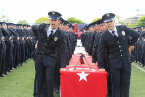 Polis adayından mezuniyet töreninde evlilik teklifi