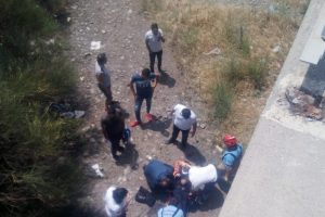 Polis memuru otomobille köprüden uçtu