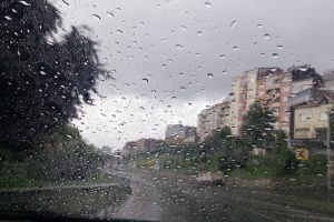 Yağmur suyundan yararlanarak arabasını yıkadı