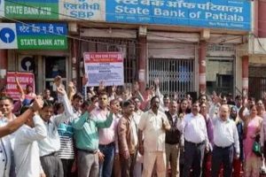 Hindistan'da banka çalışanları greve gitti