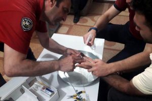 Öğrencinin sıkışan parmağını itfaiye kurtardı