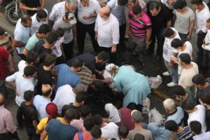 Poşetleri fırlattı, kalabalığın arasına daldı!