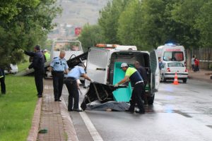 Feci kaza! Genç kadına ve oğluna çarpıp kaçtı