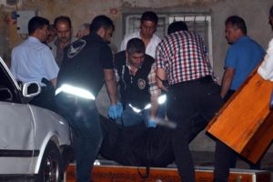 Yaşlı kadının boğazını keserek öldürdüler