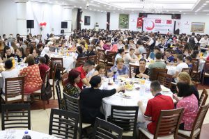 Türk Kızılayından yetimlere iftar