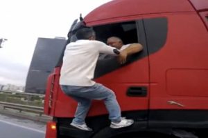 Aracına çarpan TIR'a tırmanmıştı! 'Hızlı ve Öfkeli'nin Avcılar şubesi'