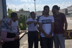 'Hero' tişörtlü öğrenciye beraat