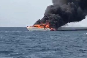 Denizin ortasında yat alev aldı!