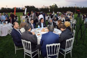 Bursa'da Başkan Dündar yetimlerle 'Kardeşlik Sofrası'nda buluştu