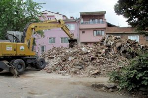 Bursa'da 6 metruk bina yıkıldı!