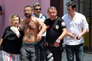 Sokak ortasında bıçakla dehşet saçtı!