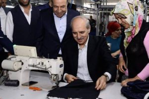 Bakan Kurtulmuş ütü yapıp, dikiş dikti