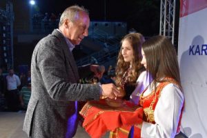 ''Türkiye'deki sıcak siyasetin sakın parçası olmayın''