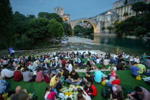 Bursa'dan Tarihi Mostar Köprüsü'nün gölgesinde iftar