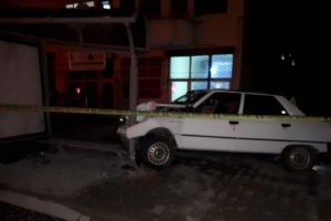 Otomobil durağa daldı: 2 yaralı
