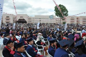 Fen-Edebiyat Fakültesi mezuniyet töreninde coştu