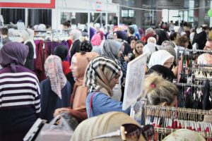 Bursa'da bayram öncesi indirimli kıyafet izdihamı
