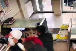 PTT çalışanına tekme tokat dayak kamerada