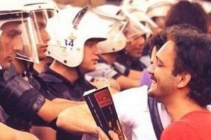 Gökçek 'Gezi'nin kitap okuyan adamı'na tazminat ödeyecek