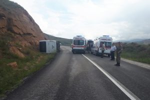 Polisleri taşıyan otobüs devrildi: 11 yaralı