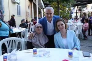 Bursa'da Başkan Bozbey doğduğu mahallede iftara katıldı