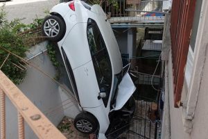 Otomobil apartman boşluğuna düştü