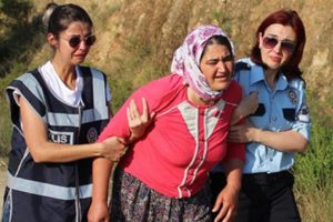 Annenin acısına polisler bile dayanamadı