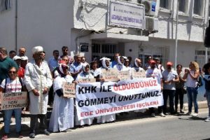 Kefen giyen işçiler canlı gömülmeyi talep etti