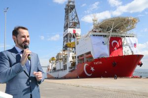 'Fatih' Çanakkale Boğazı'ndan geçti
