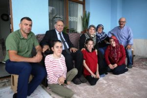 Vali Doğanay'dan 3 kız kardeşe ziyaret ve iş sözü