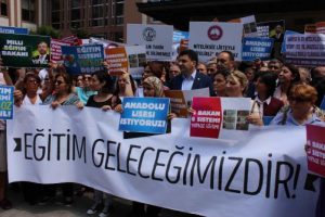 Milli Eğitim Müdürlüğü önünde LGS eylemi