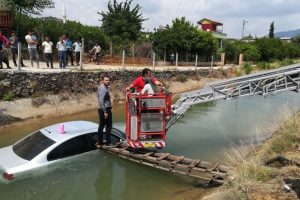 Otomobil sulama kanalına uçtu