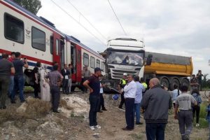 Kütahya'da raybüs tıra çarptı: 1 yaralı