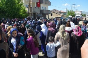Yüksekova'da ölü bulunan güvenlik korucusu toprağa verildi