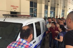 Bıçakla yaralama şüphelisini, linçten polis kurtardı