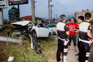 Hatay'da iki otomobil çarpıştı: 5 yaralı