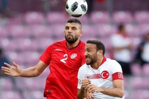 Cenk Tosun tribüne sinirlendi, kırmızı kart gördü