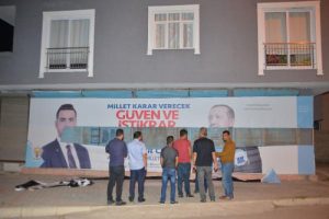 AK Parti'nin seçim afişine saldırı