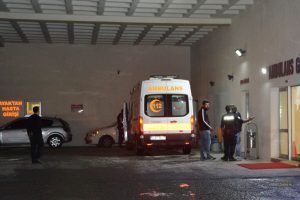 Polis aracı devrildi: 16 polis yaralandı