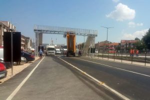 Kamyon kasası üst geçide çarptı: 6 yaralı