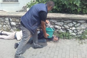 Bursa'da uyuşturucu madde kullanan gençler su dolu kovayla ayıldı!